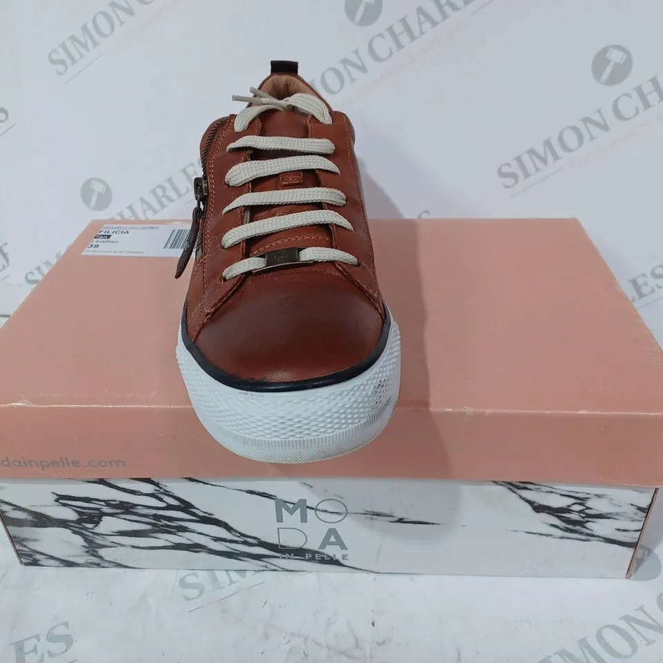 BOXED PAIR OF MODA IN PELLE FILICIA TRAINERS IN TAN SIZE 6