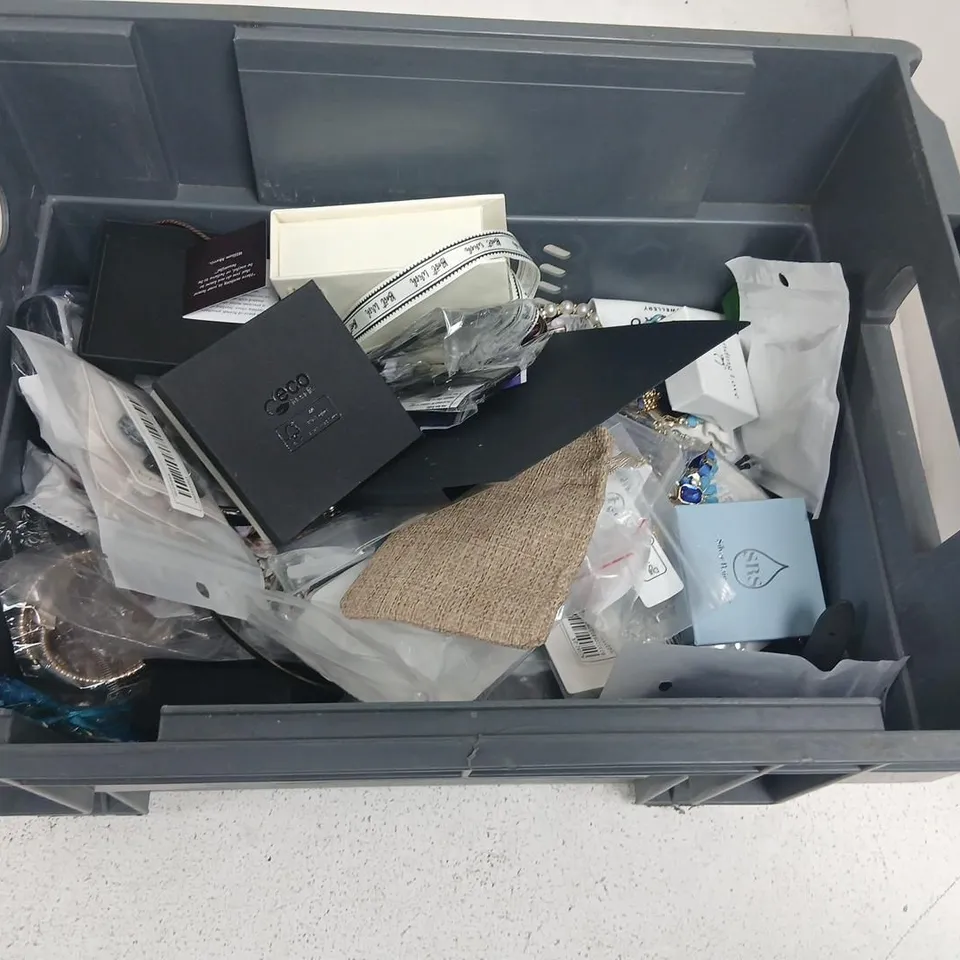 LARGE QUANTITY OF ASSORTED JEWELLERY AND ACCESSORIES
