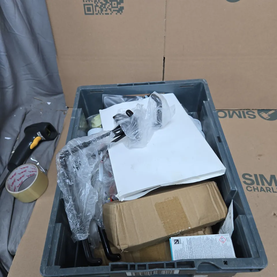 TOTE OF APPROXIMATELY 15 ASSORTED ITEMS TO INCLUDE: LEAD WEIGHT 0.5KG