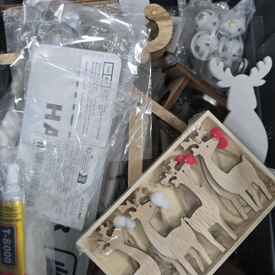 APPROXIMATELY 20 ASSORTED HOUSEHOLD ITEMS TO INCLUDE CHRISTMAS DECOR, PEN SET, OVER DOOR HOOKS ETC 