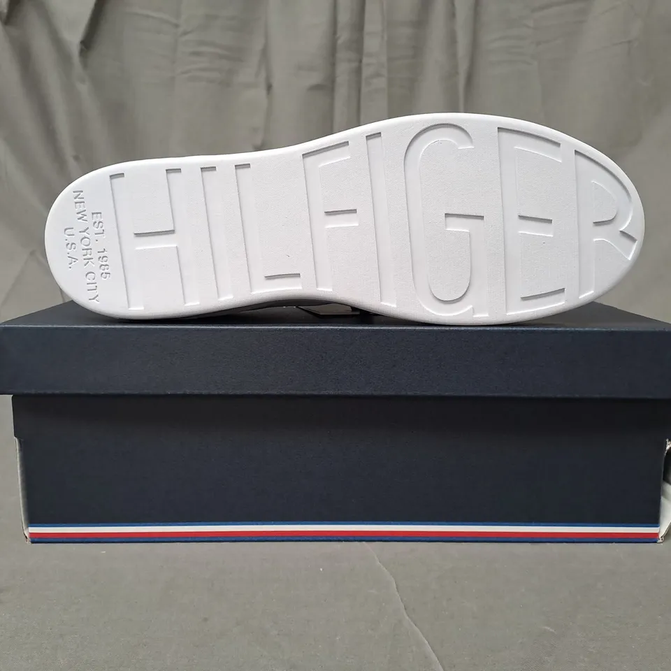BOXED PAIR OF TOMMY HILFIGER SHOES IN WHITE UK SIZE 9