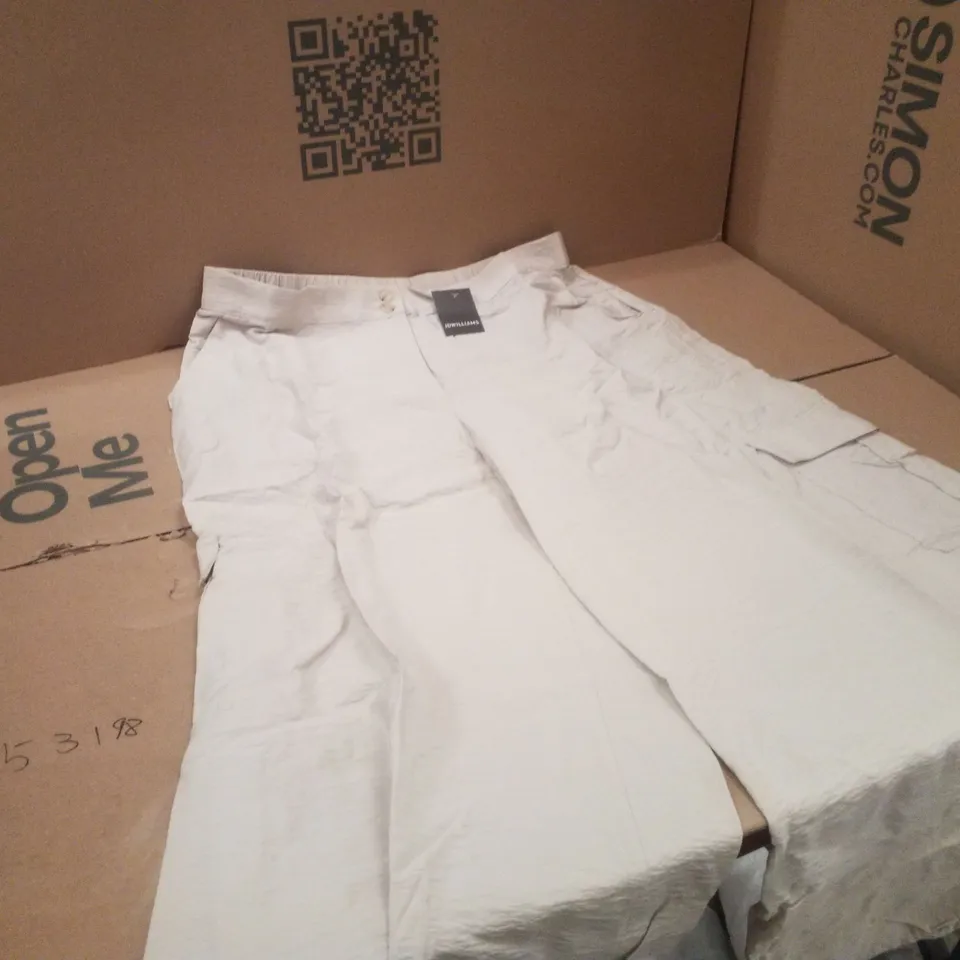 BOX CONTAINING APPROXIMATELY 28X BRAND NEW JD WILLIAM'S CARGO PALAZZO- COLOUR STONE - SIZE 18