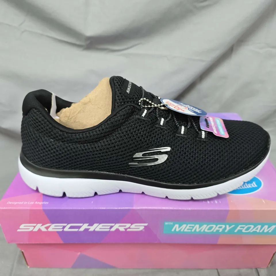 BOXED PAIR OF SKECHERS SUMMITS QUICK LAPSE TRAINERS IN BLACK - UK 5