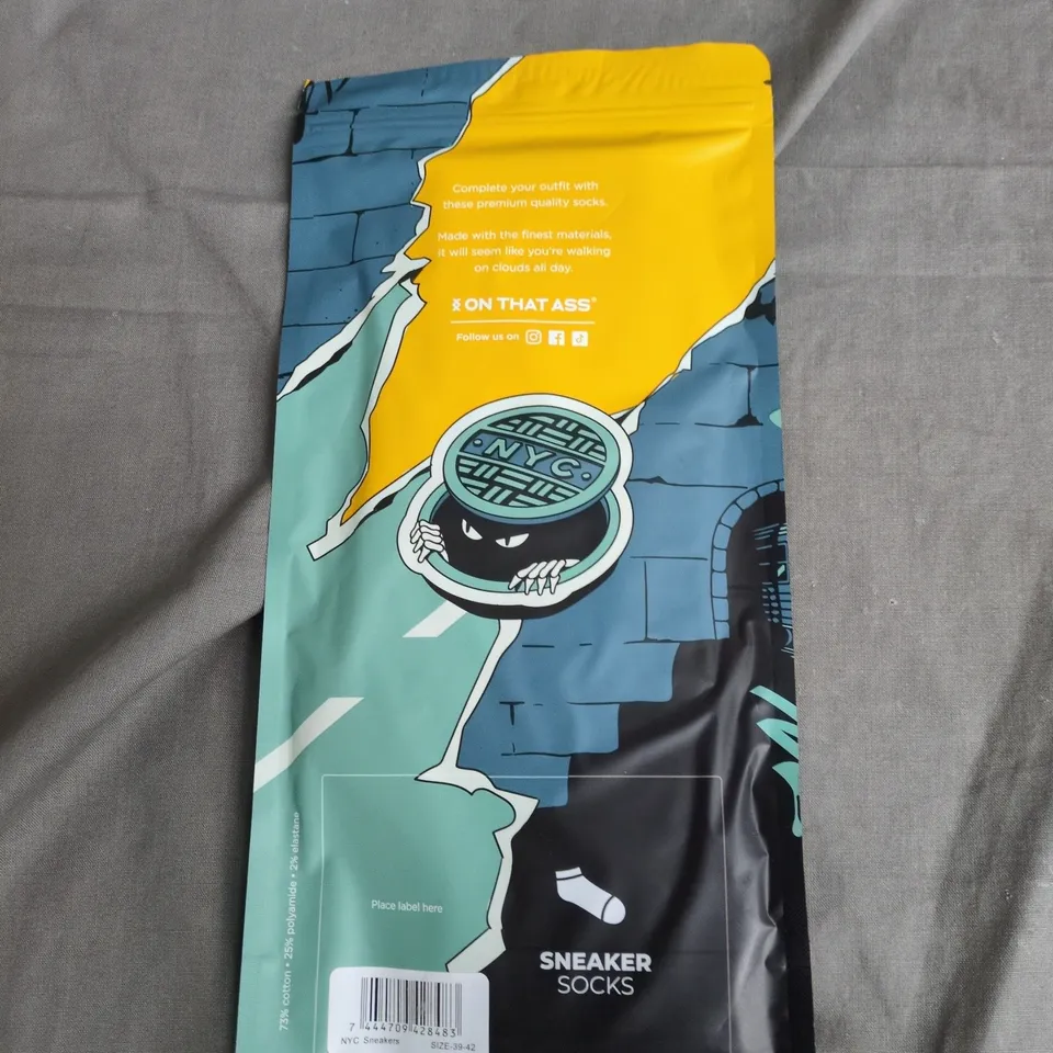 ON THAT ASS NYC SNEAKERS SOCKS – EU 39-42 (UK 6-8) – 73% COTTON, 25% POLYESTER, 2% ELASTANE