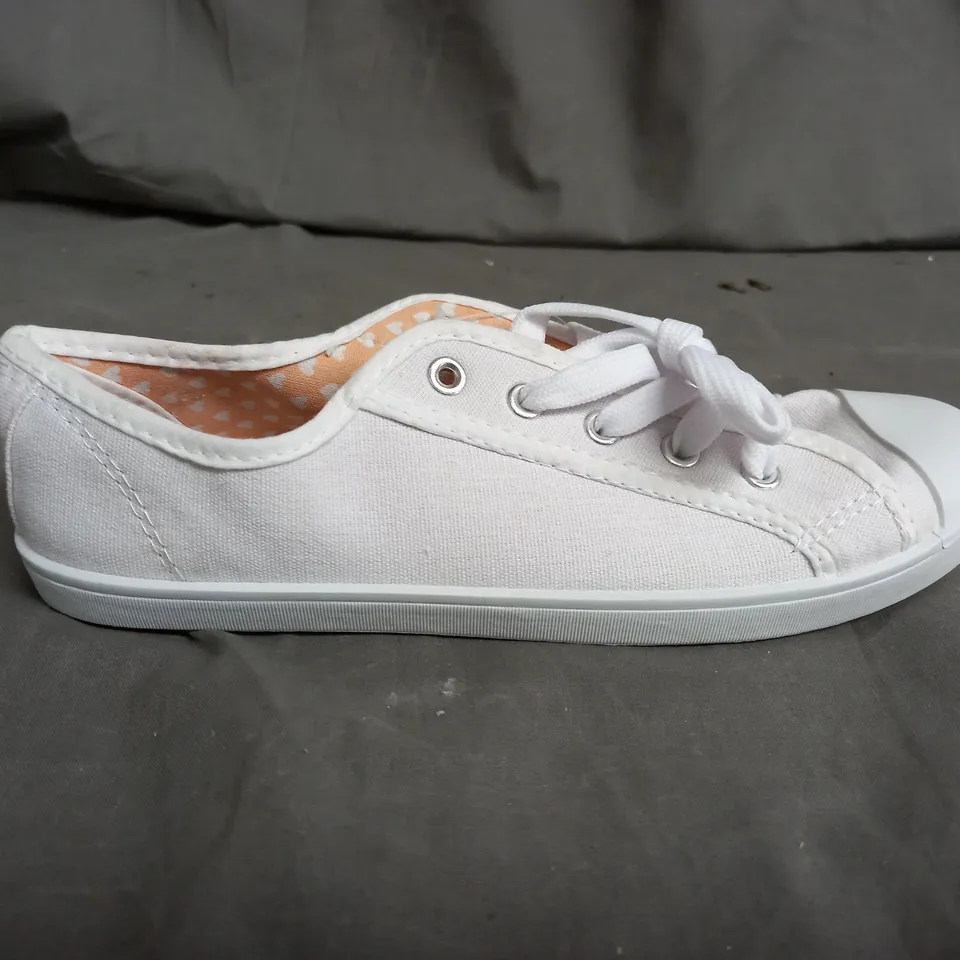 APPROXIMATELY 20 PAIRS OF WOMENS WHITE CANVAS SHOES IN VARIOUS SIZES