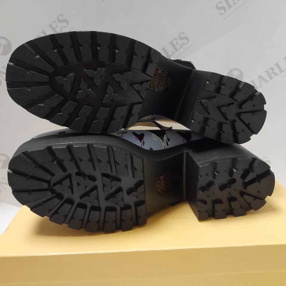 KOI HEART ACHER MARY JANES BLUE PU/DRIPPY HEARTS SHOES - SIZE 4 