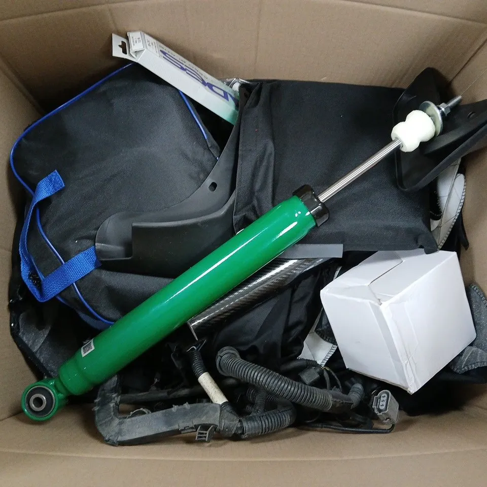 APPROXIMATELY 12 ASSORTED VEHICLE PARTS & ACCESSORIES TO INCLUDE SUCTION WINDSCREEN MOUNT, PREMIUM OIL FILTER, CAR CLEANING KIT, ETC - COLLECTION ONLY