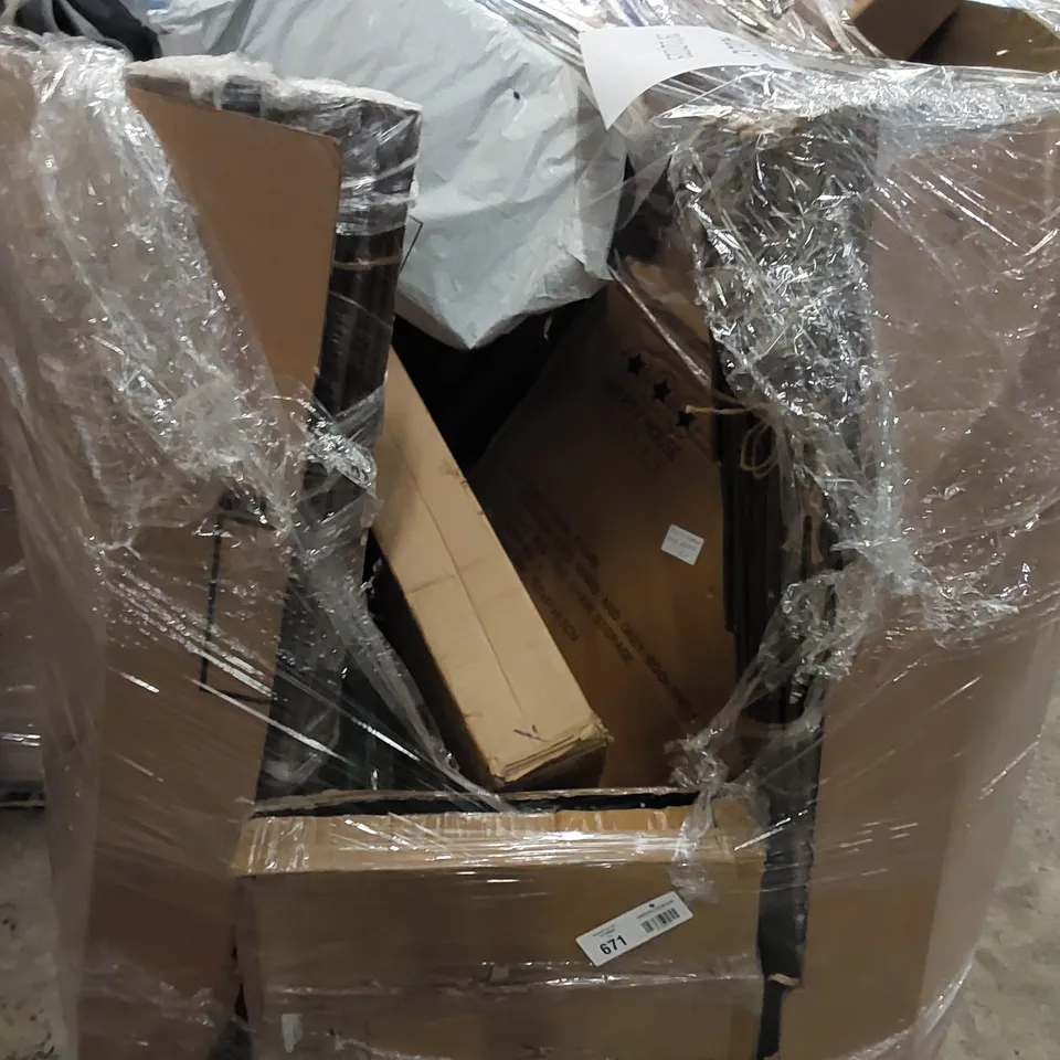 PALLET CONTAINING ASSORTED HOUSEHOLD ITEMS. INCLUDES BOOKSHELF, BASKET, GARDEN AIRER, DECORATIVE GARDEN PIECES ETC