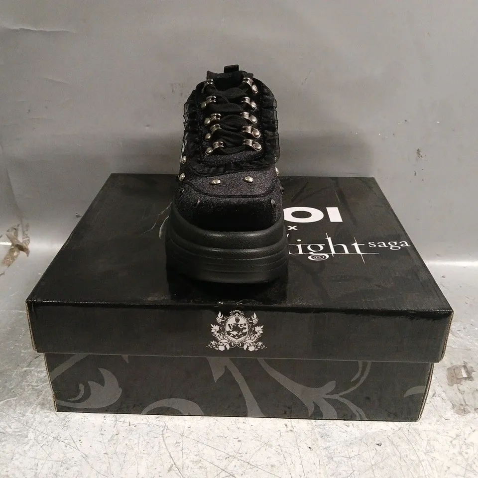 BOXED PAIR OF KOI TWILIGHT SAGA OLYMPIC COVEN CREST MIDNIGHT CHUNY TRAINERS IN BLACK SIZE UK 4