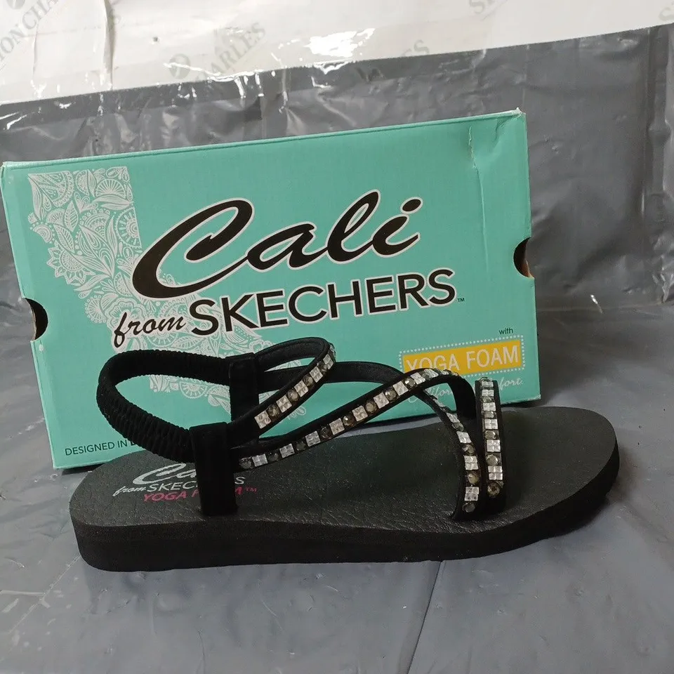 BOXED PAIR OF YOGA FOAM CALI SKECHERS SANDALS UK SIZE 7