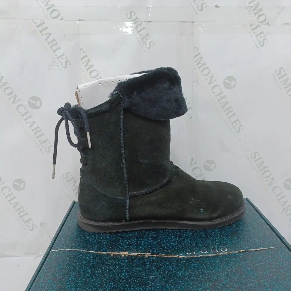BOXED PAIR OF EMU BIRDWOOD WATERPROOF SHEEPSKIN BOOTS IN BLACK SIZE 8