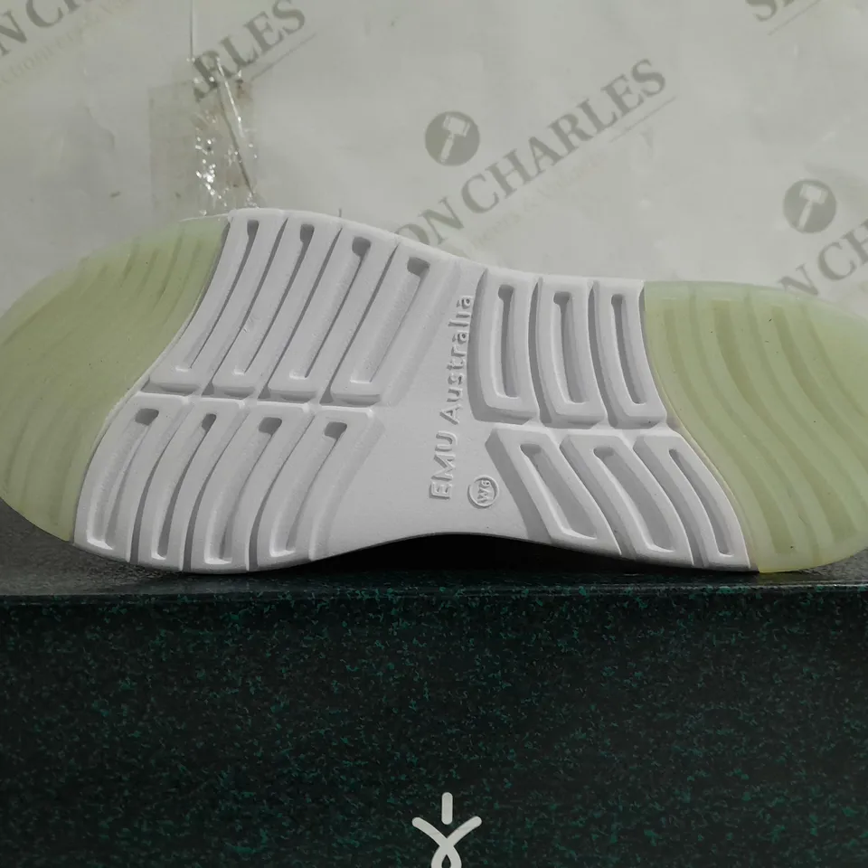 BOXED PAIR OF EMU MIKI MACHINE WASHABLE TRAINER - SIZE 4