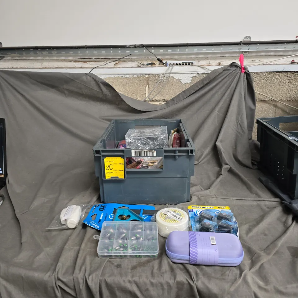 APPROXIMATELY 20 ITEMS OF ASSORTED WORKSHOP TOOLS AND HARDWARE ITEMS .