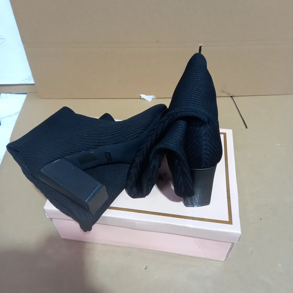 BOXEDPAIR OF SIZE 40 GIVANA BLACK BOOTS 