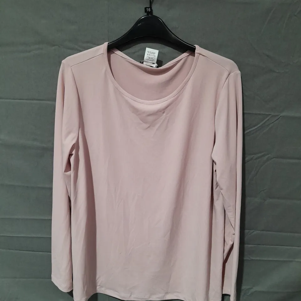 APPROXIMATELY 10 ASSORTED ITEMS OF WOMEN'S CLOTHING TO INCLUDE CARDIGAN SIZE S, WYNNE LAYERS SHIRT SIZE XS, KIM&CO TOP SIZE L,  