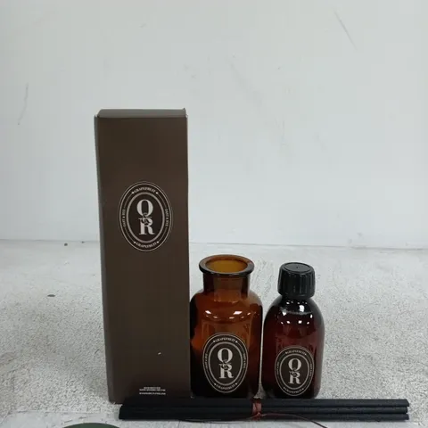O&R GRAPEFRUIT FRAGRANCE SET – 2 AMBER GLASS BOTTLES WITH REED DIFFUSER STICKS (BOXED)