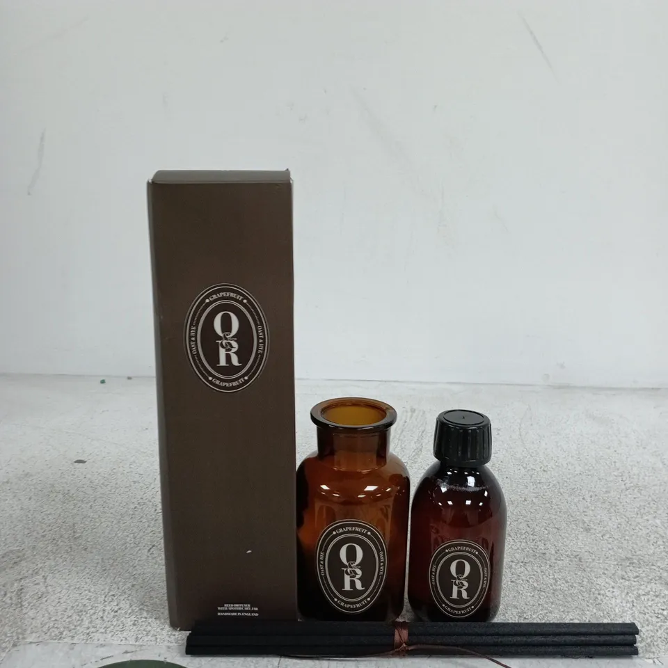 O&R GRAPEFRUIT FRAGRANCE SET – 2 AMBER GLASS BOTTLES WITH REED DIFFUSER STICKS (BOXED)