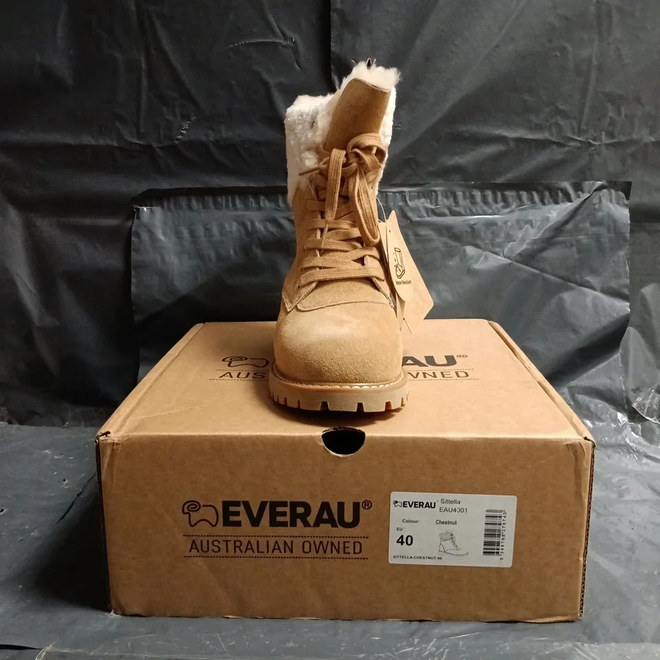 BOXED PAIR OF EVERAU ANKLE BOOTS IN CHESTNUT SIZE EU 40