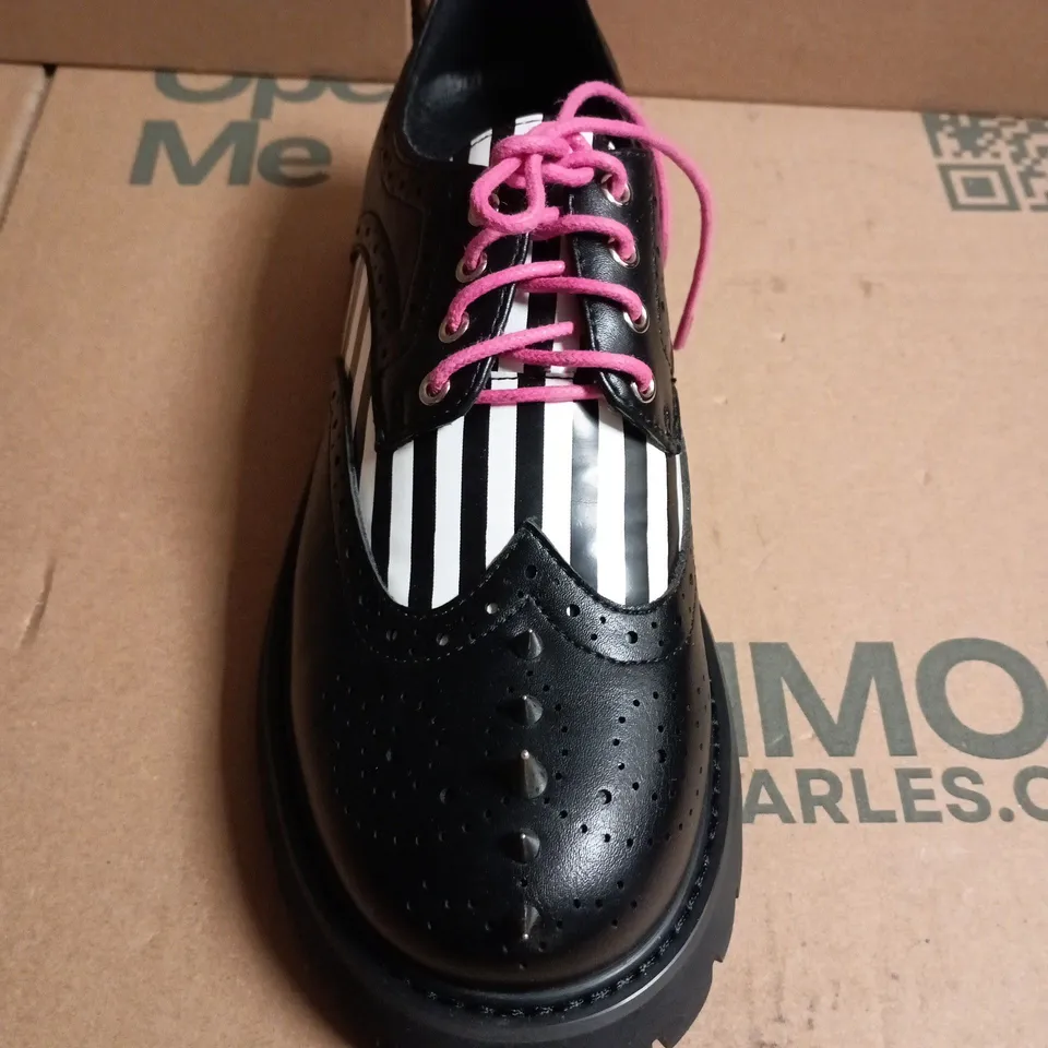 KOI WOMEN'S PLATFORM OXFORD-STYLE SHOE – BLACK LEATHER WITH PINK LACES, WHITE STRIPED PANEL, SPIKE DETAIL – UK 6
