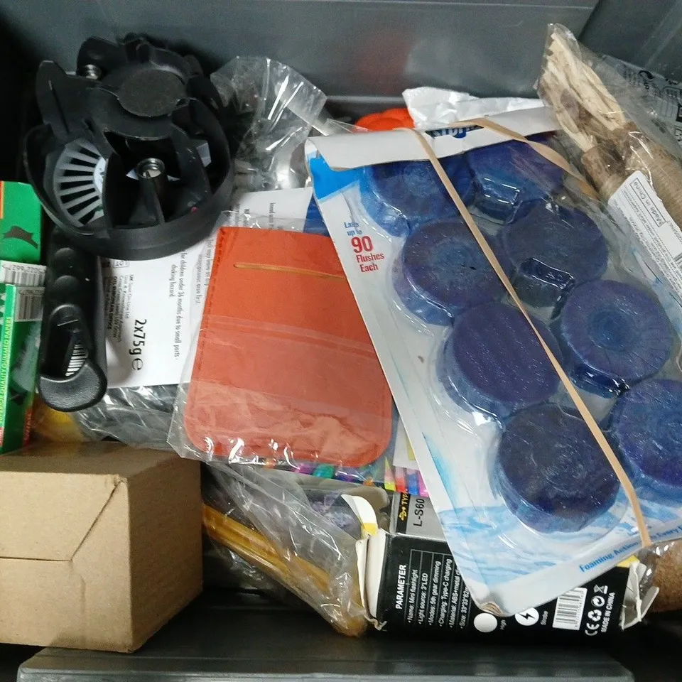 APPROXIMATELY 12 ASSORTED HOUSEHOLD ITEMS TO INCLUDE FOOTBALL TEAM COASTERS, TOUGH TACK, MINI TACTICAL FLASHLIGHT, ETC