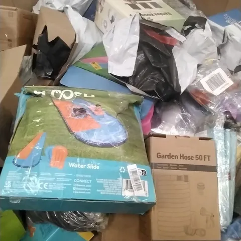 A PALLET CONTAINING A LARGE QUANTITY OF ASSORTED GARDEN HOSES, SWIMMING PRODUCTS ETC