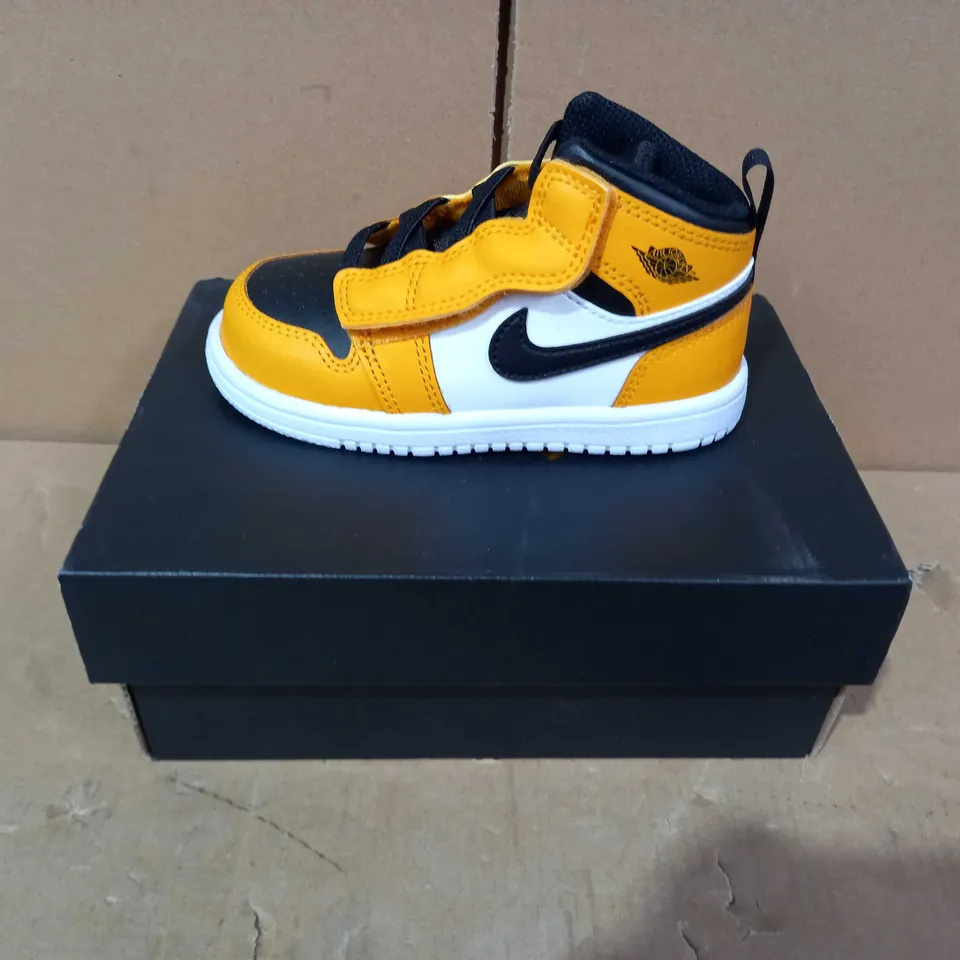 BOXED PAIR OF DESIGNER SHOES IN THE STYLE OF NIKE AIR JORDANS IN ORANGE/BLACK/WHITE KIDS EU SIZE 25