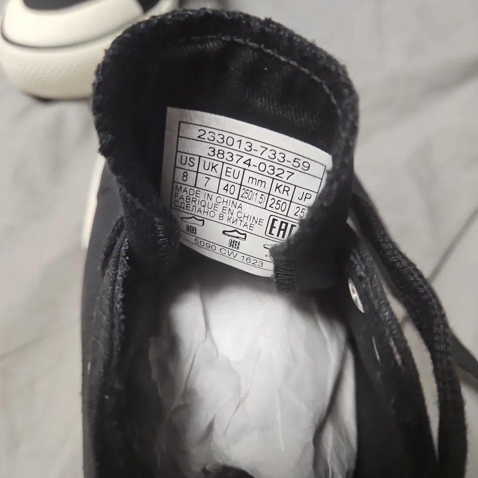 LEVI'S BLACK CANVAS SNEAKERS – UK 7 (US 8)