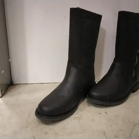 BOXED EMU AUSTRALIA UNISEX BOOTS ,ESPRESSO SIZE UK 8 , 4 PAIRS