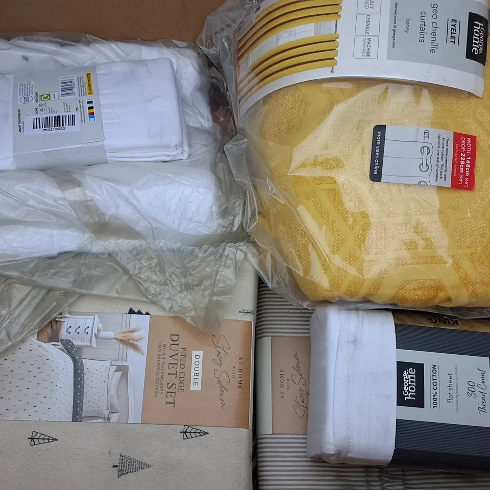 LOT OF ASSORTED HOME FABRIC ITEMS TO INCLUDE DUVET, STORAGE BAG AND STITCH BEDDING