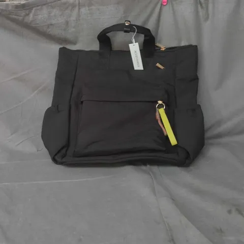 ACCESSORIZE LONDON BLACK HANDBAG WITH FRONT ZIP POCKET – BRAND TAG ATTACHED