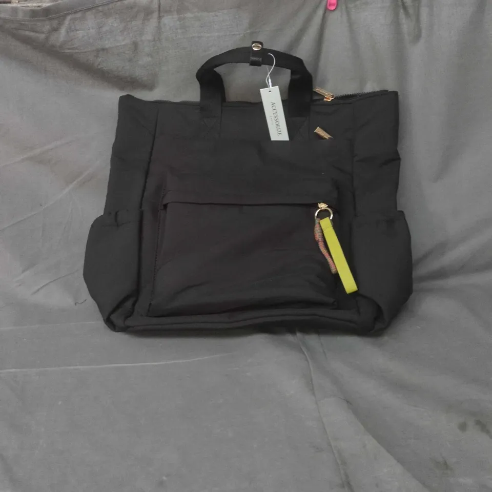 ACCESSORIZE LONDON BLACK HANDBAG WITH FRONT ZIP POCKET – BRAND TAG ATTACHED