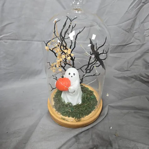 GLASS CLOCHE WITH GHOST FIGURINE AND PUMPKIN ON WOODEN BASE – HALLOWEEN DÉCOR