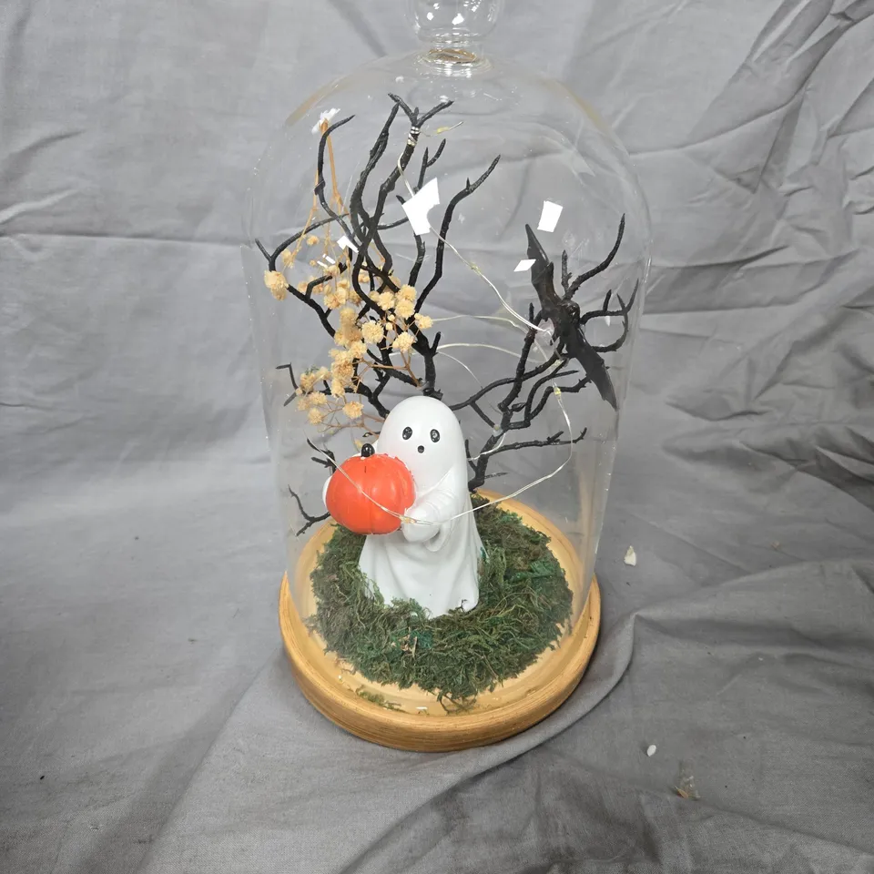GLASS CLOCHE WITH GHOST FIGURINE AND PUMPKIN ON WOODEN BASE – HALLOWEEN DÉCOR