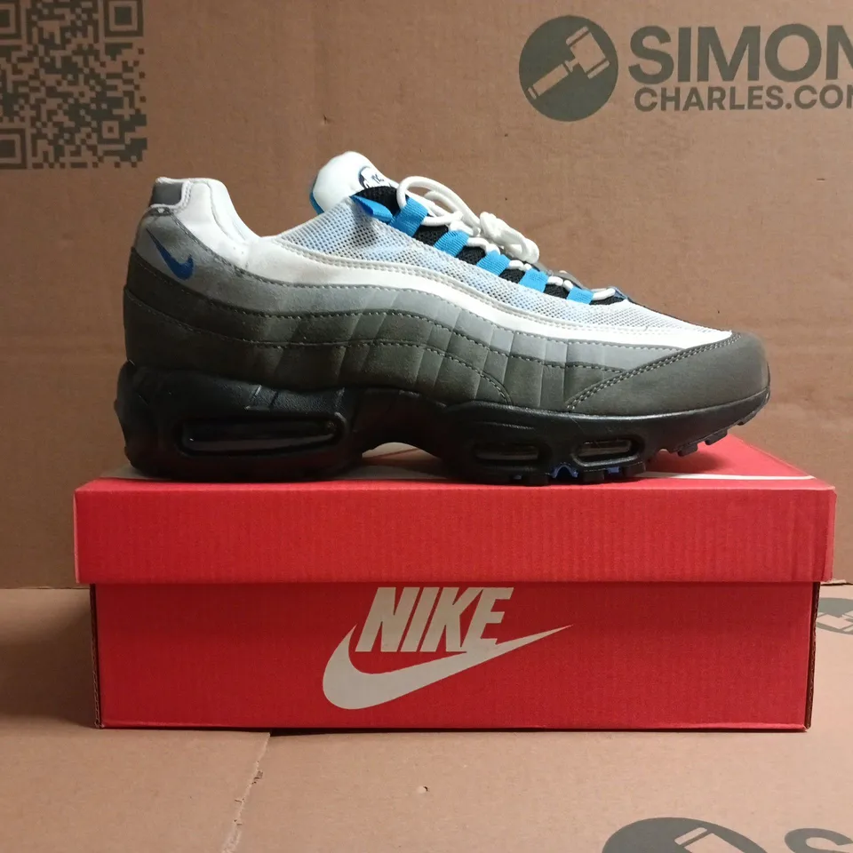 BOXED PAIR OF NIKE AIR MAX TRAINERS IN WHITE/GREY/BLUE SIZE UK 10
