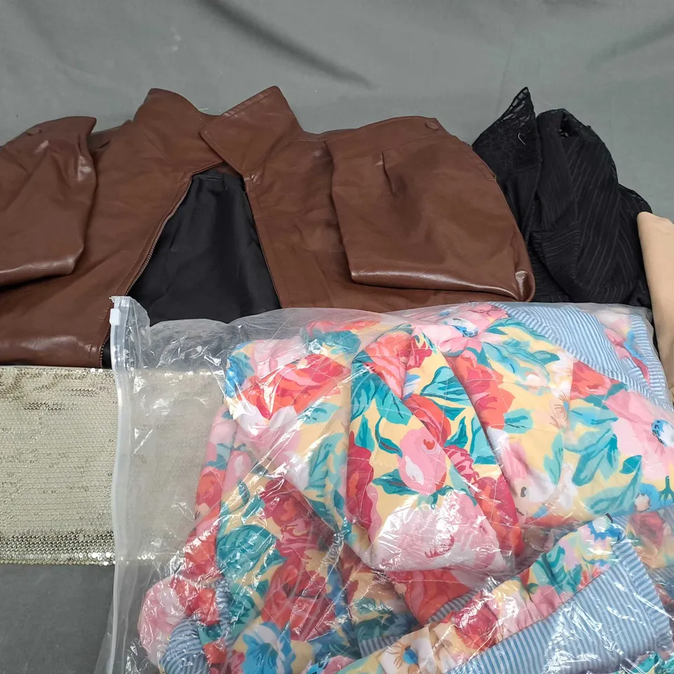 APPROXIMATELY 30 ASSORTED CLOTHING ITEMS IN VARIOUS SIZES TO INCLUDE -  JACKET , SHORTS , BAG ETC