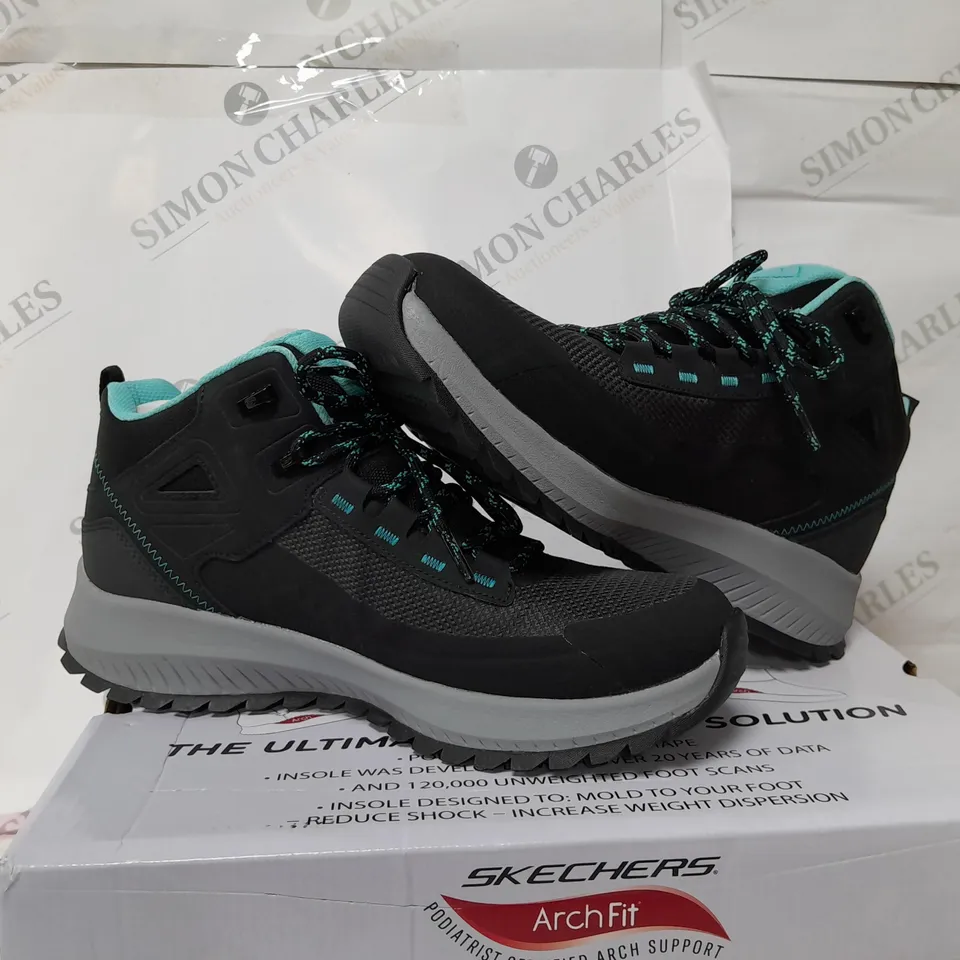 SKETCHERS ARCH FIT WOMENS SIZE 9.5 WORKWEAR SHOES 