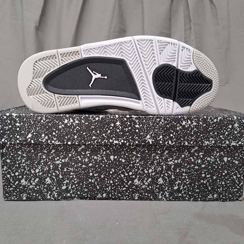 BOXED PAIR OF NIKE AIR JORDAN 4 RETRO SHOES IN WHITE/BLACK UK SIZE 6