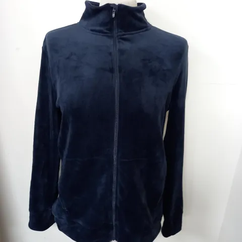 APPROXIMATELY 50 ITEMS OF ASSORTED WOMEN CLOTHING IN VARIOUS SIZES TO INCLUDE CUDDL DUDS, KIM&CO, AND SKECHERS FASHION
