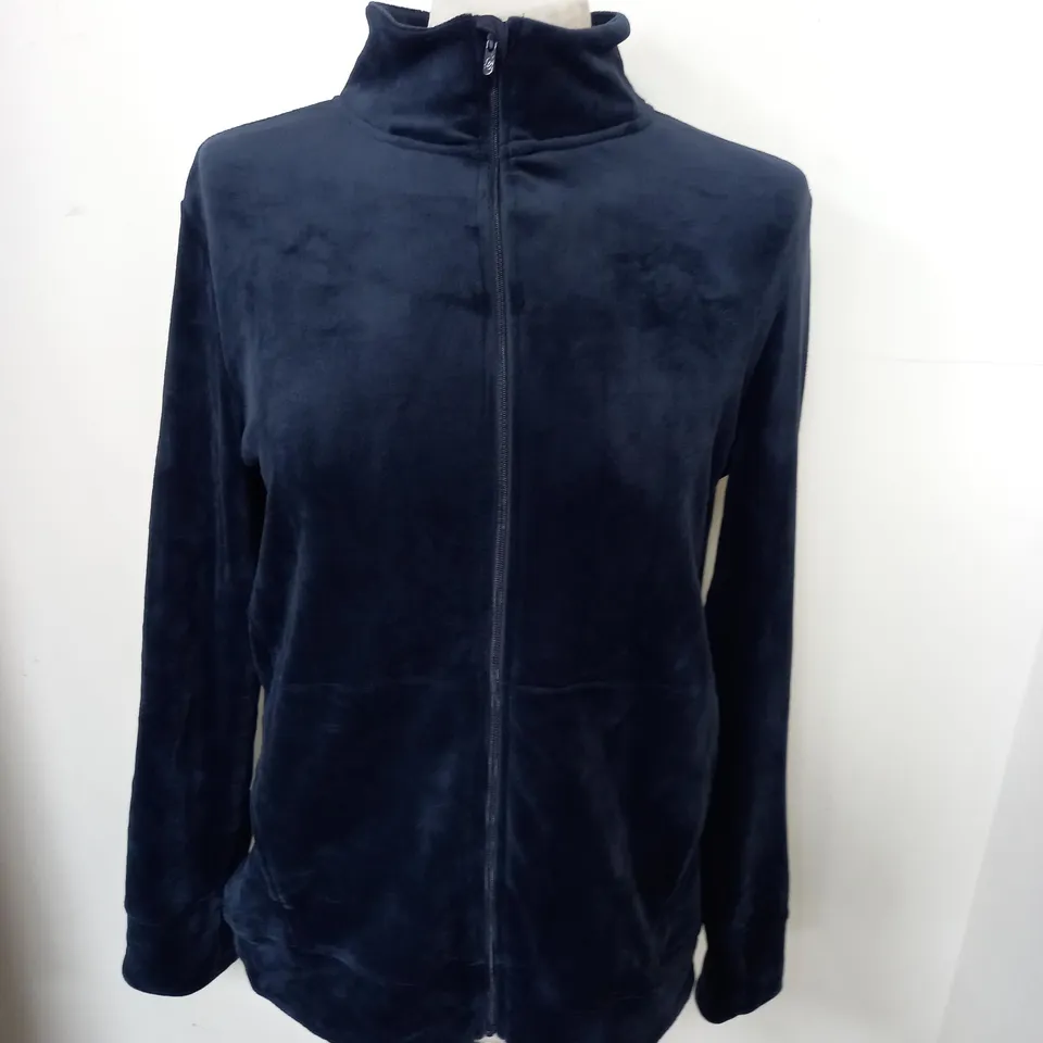 APPROXIMATELY 50 ITEMS OF ASSORTED WOMEN CLOTHING IN VARIOUS SIZES TO INCLUDE CUDDL DUDS, KIM&CO, AND SKECHERS FASHION