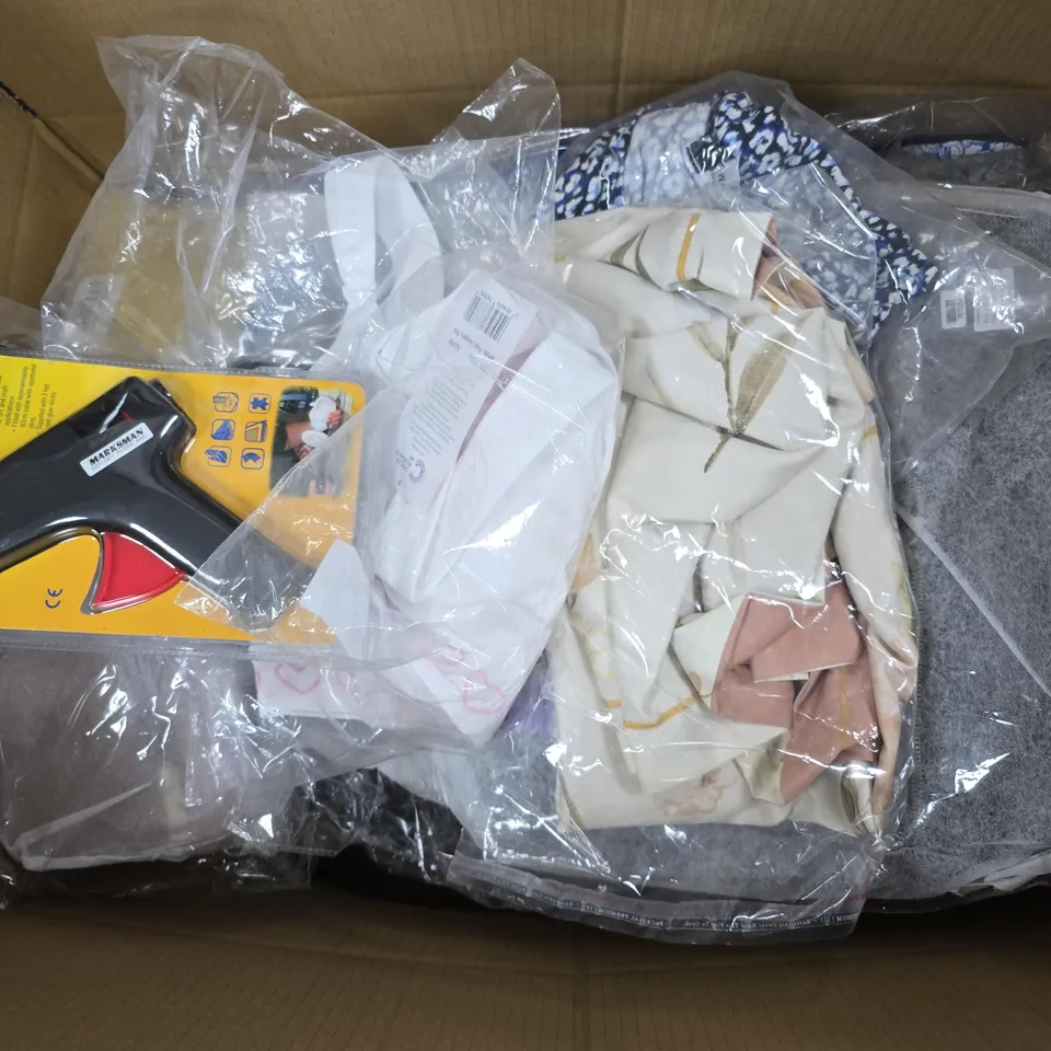 APPROXIMATELY 20 ASSORTED ITEMS TO INCLUDE 40W HOT GLUE GUN, PALM TURTLE NECK, DISNEY FROZEN II  BRACELET SET, ETC