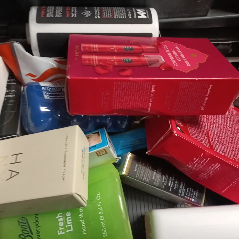 APPROXIMATELY 15 ASSORTED HEALTH & BEAUTY PRODUCTS TO INCLUDE MOLTON BROWN , OLAY AND GARNIER