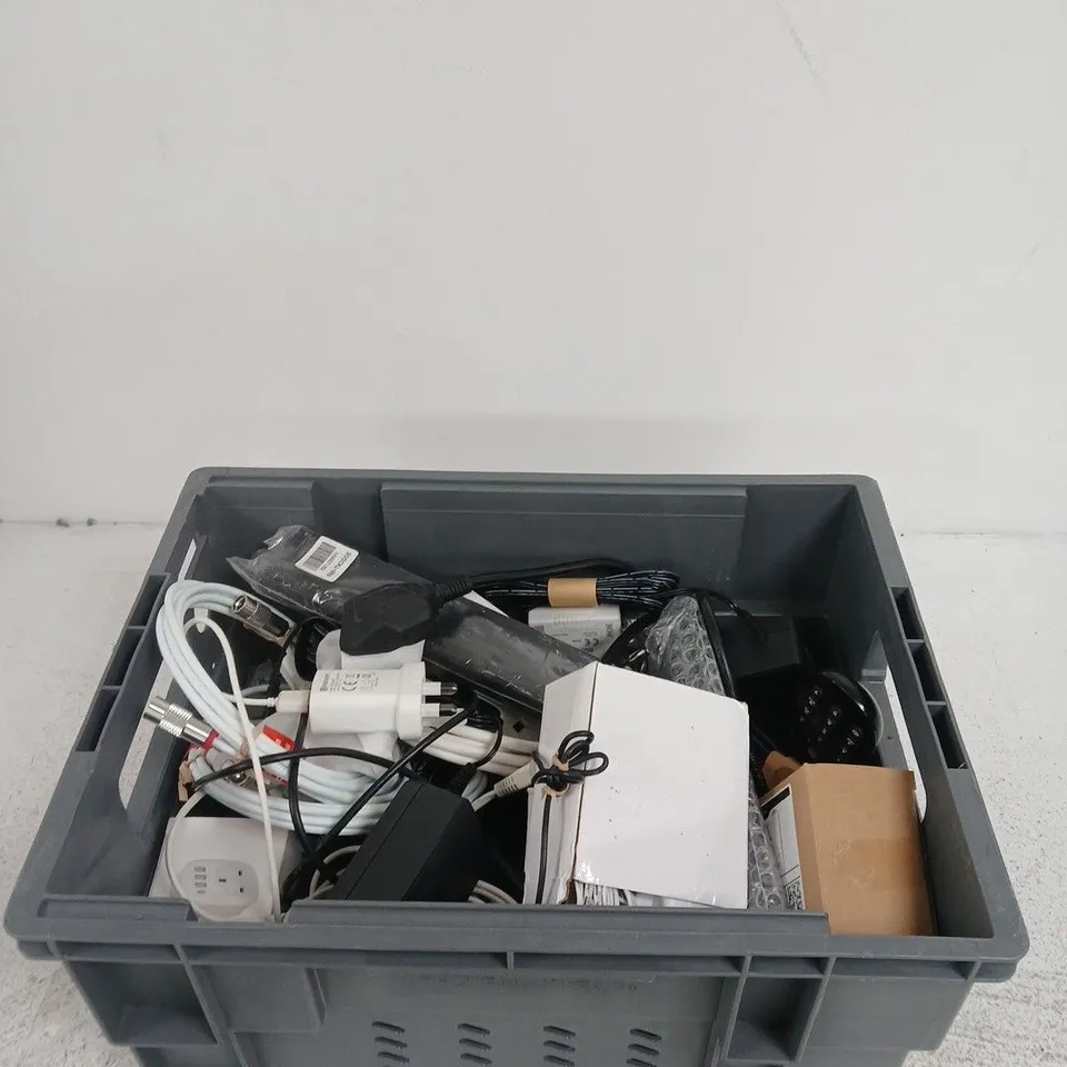 TOTE OF APPROXIMATELY 10 ASSORTED ITEMS INCLUDING SAGEMCOM AC/DC ADAPTER, HIVE NONO 2 HUB V2 AND A TV REMOTE