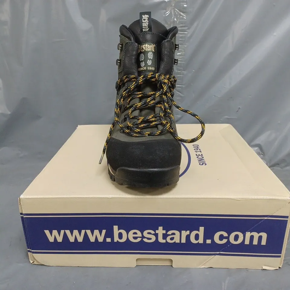 BOXED PAIR OF BUSTARD BOOTS IN DUSTY SAGE SIZE UK 9