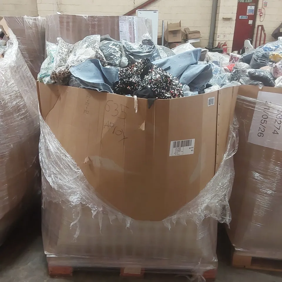 PALLET CONTAINING APPROXIMATELY 600x BRAND NEW ASSORTED DESIGNER CLOTHING ITEMS