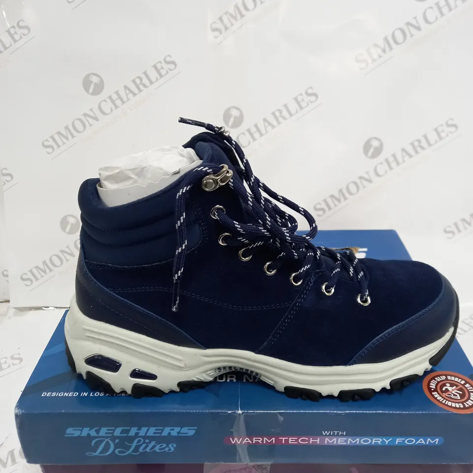 SKETCHERS D'LITES SATIN COLLAR LACE UP BOOT SIZE 6