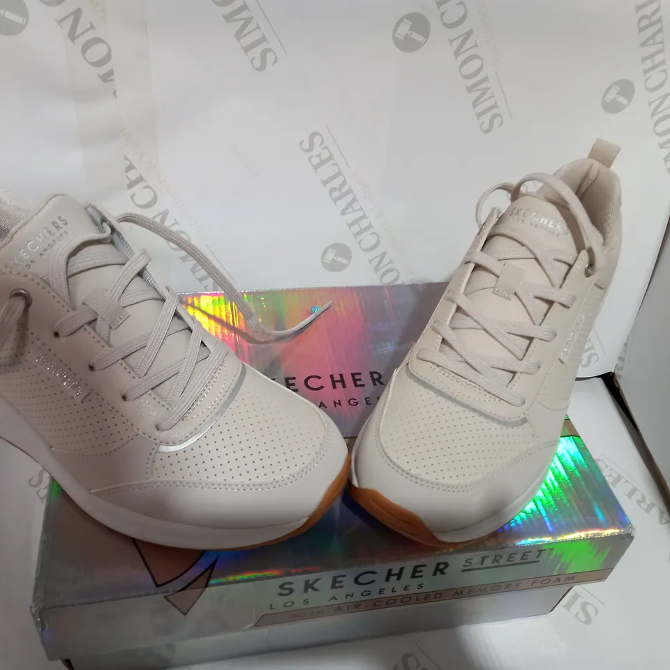 BOXED PAIR OF SKECHER OFF WHITE SPORTS TRAINERS  - SIZE 5