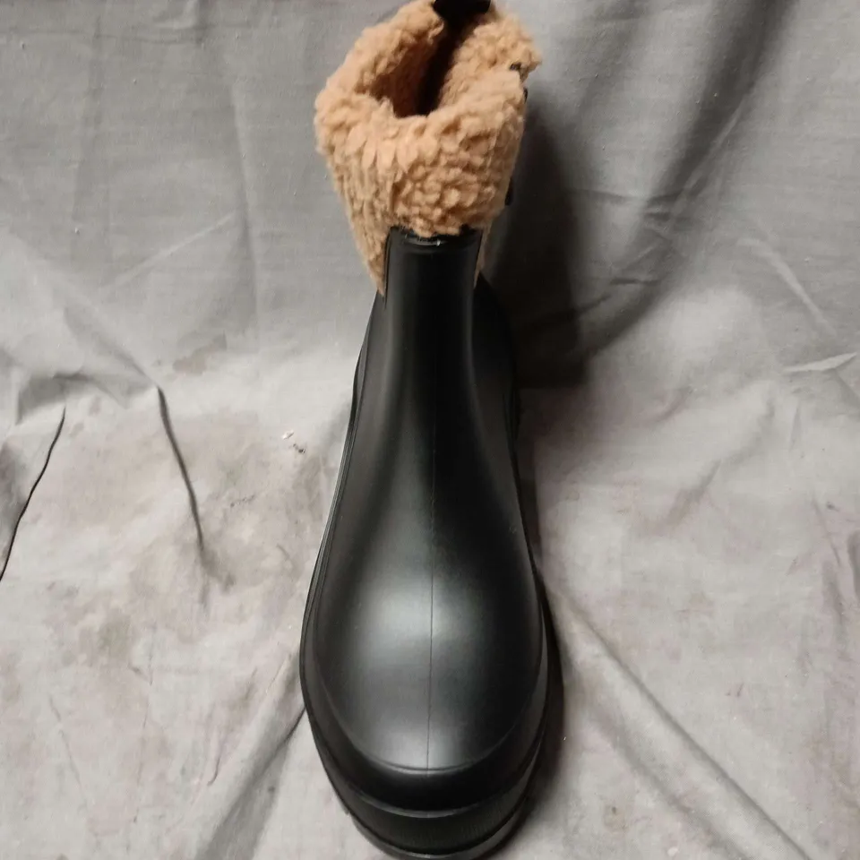 UNBOXED PAIR OF ANIMAL LOLAH WOMENS WELLIES IN BLACK - UK 7