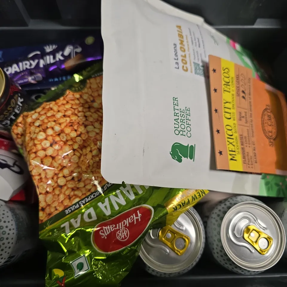 APPROXIMATELY 12 ASSORTED FOOD & DRINK ITEMS TO INCLUDE - RAVE SIGNATURE BLEND , CAWSTON PRESS APPLE DRINK , DEEP SOUTH CREOLE ETC