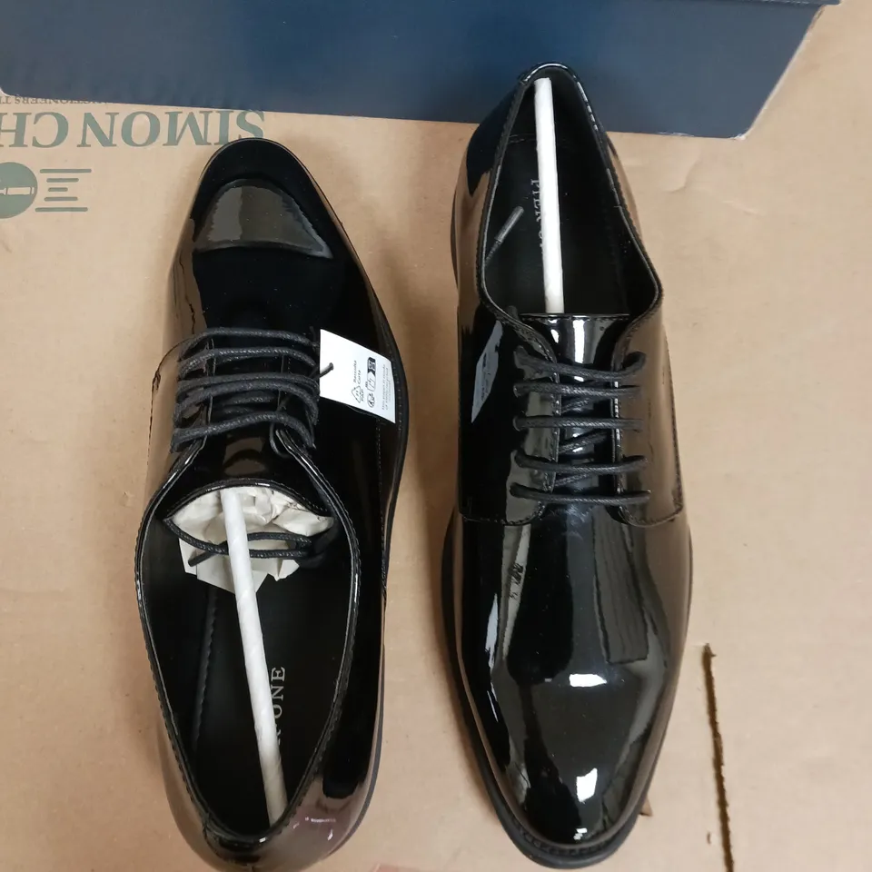 BOXED PAIR OF PIER ONE BLACK MENS SHOES - UK 9