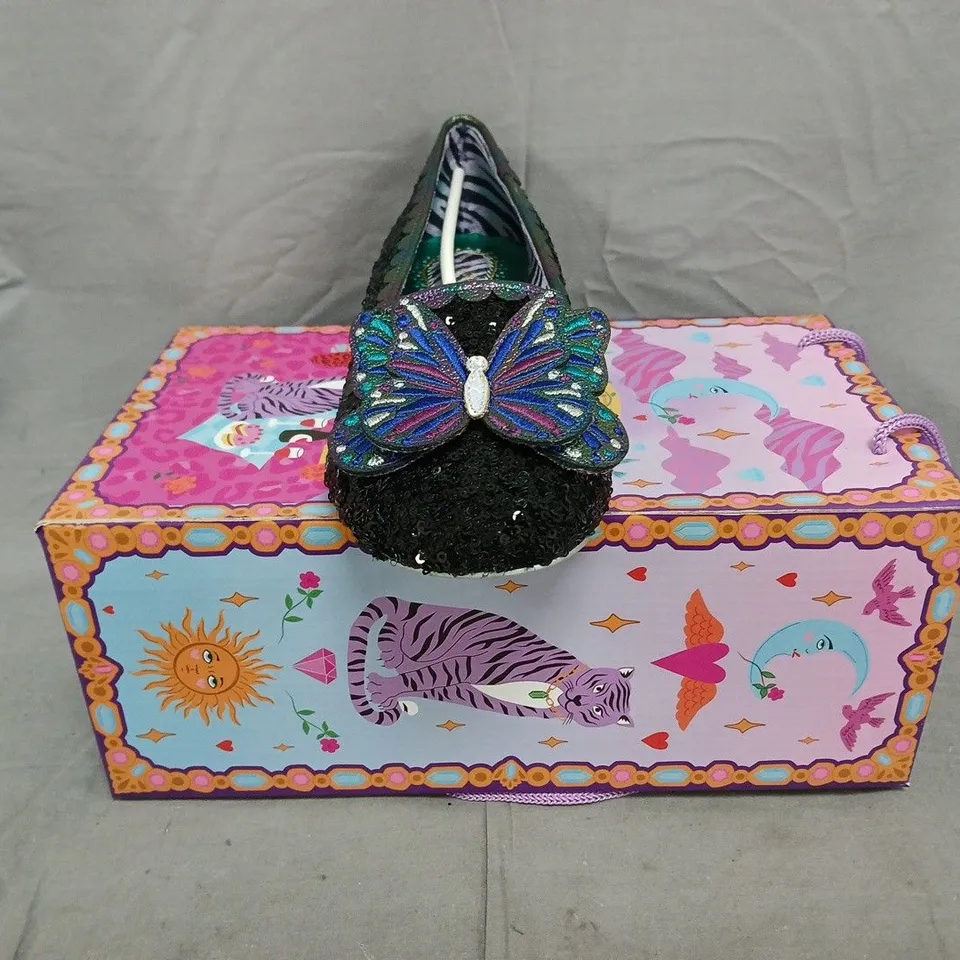 BOXED PAIR OF IRREGULAR CHOICE MADAM MONARCH SHOES IN BLACK/MULTI SIZE EU 41